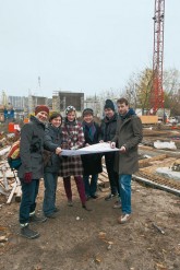 Mitglieder der Spree-WG 1 mit Planungsunterlagen an der Baustelle