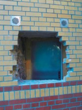 Wohnungstür hinter einem Mauerdurchbruch