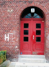 Weißes 'H' an der Fassade als Kennzeichnung eines Hydranten