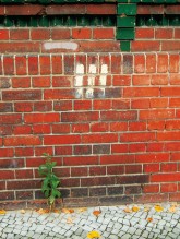 Drei kurze senkrechte Streifen an der Fassade als Kennzeichnung für Wasserentnahmestellen