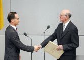 Der Parlamentspräsident überreicht Justizminister Maas die Ernennungsurkunde