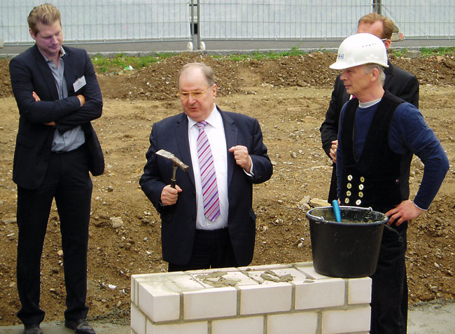 Der ehemalige Neuköllner Bürgermeister Buschkowsky bei einer Grundsteinlegung Der ehemalige Neuköllner Bürgermeister Buschkowsky bei einer Grundsteinlegung