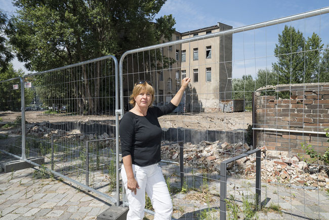 Ex-Mieterin Tanja Stoffenberger vor der inzwischen abgerissenenEnckestraße 4/4a