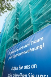 Verpackt in Planen: Horst-Kohl-Straße 15 A in Steglitz Verpackt in Planen: Horst-Kohl-Straße 15 A in Steglitz