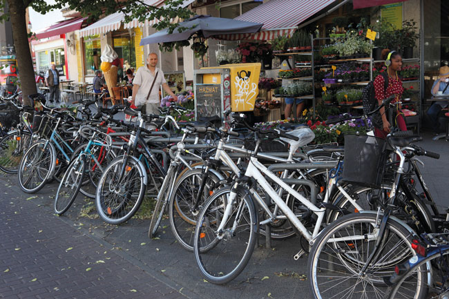Fahrradbügel auf dem Bürgersteig Fahrradbügel auf dem Bürgersteig