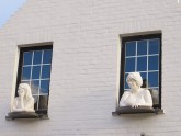 Leserfoto von Yvonne Franßen: Weiße Skulpturen sitzen auf Fensterbänken