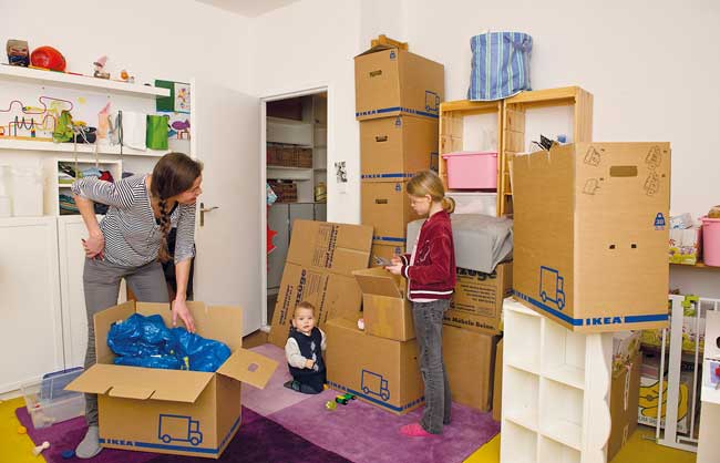 Familie beim Packen von Umzugskartons