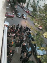 Menschenmenge auf dem Bürgersteig in der Bürknerstraße