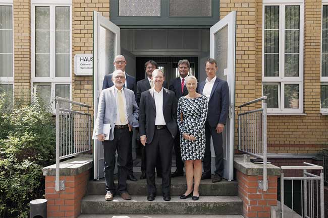 Chefs der städtischen Wohnungsunternehmen beim Fototermin