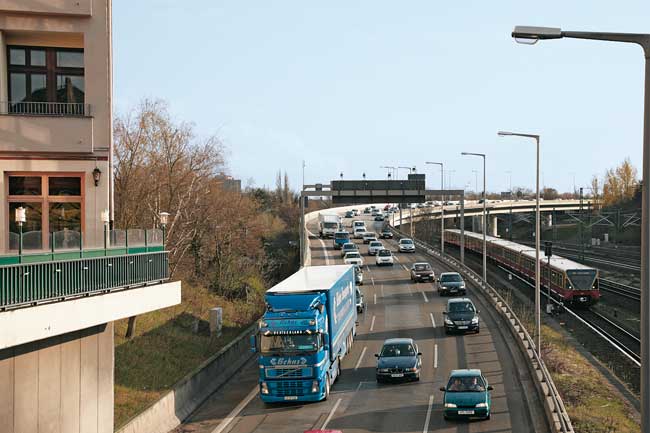 Stadtautobahn und S-Bahn mit angrenzender Wohnbebauung