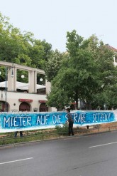 Spruchband beim Protest-Sit-in gegen Mietervertreibung in Prenzlauer Berg 2015