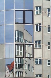 Wohnhaus spiegelt sich in der gegenüberliegenden Fassade