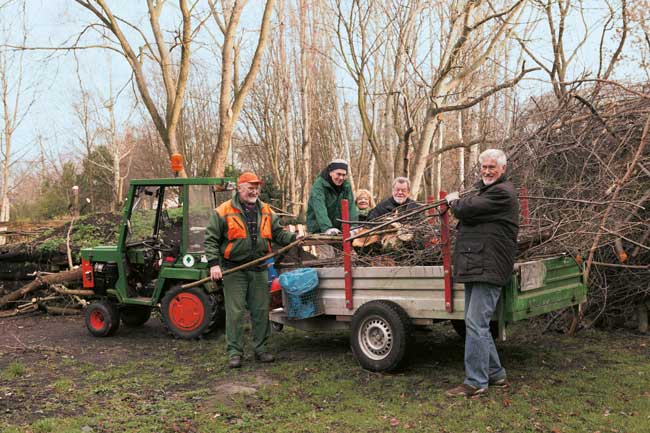 Anwohner bei Pflegearbeiten im Volkspark Lichtenrade