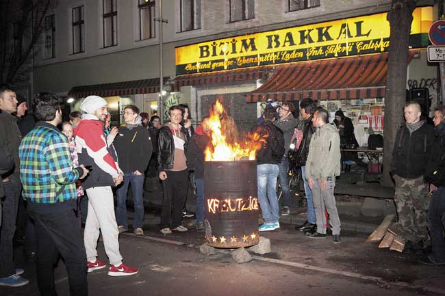 Nachbar-Protest vor dem Gemüseladen