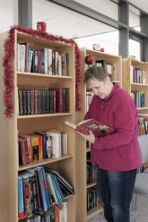 Besucherin in der Bibliothek Landsberger Allee