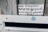 Briefschlitz mit Aufschrift: Werter zeitungsbote, Zeitung bitte tief einwerfen wurde mehrmals entwendet. Danke.