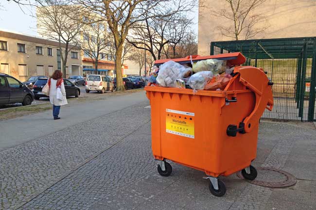 Überfüllte 1100-Liter-Wertstoffmülltonne