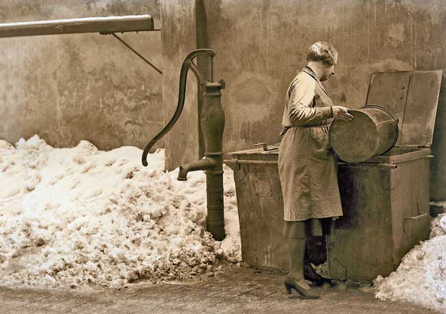 Müllkasten und Wasserpumpe im Hof