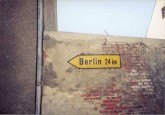 Hinweisschild an Hausmauer: Berlin 24 km