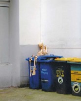 Leserfoto Mai 2016 - ein menschliches Skelett sitzt auf Mülltonnen