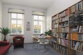 Altbauzimmer mit Bücherregal