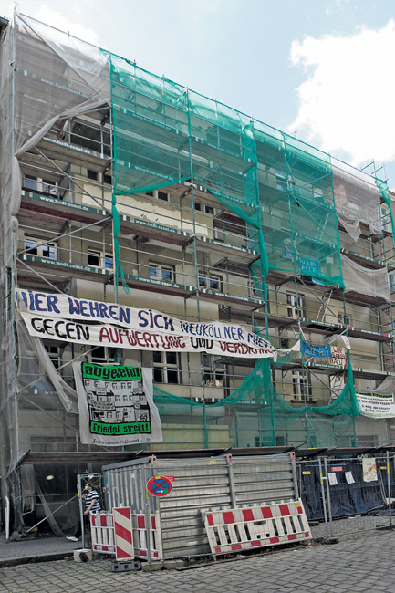 Protesttransparente am Haus Friedelstraße 54