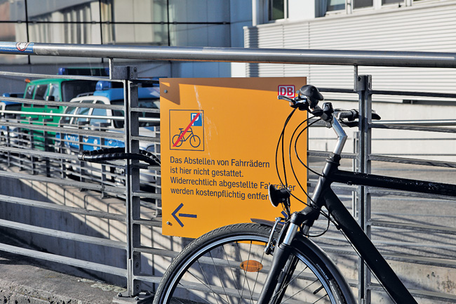 Fahrradparkverbots-Schild am Berliner Ostbahnhof