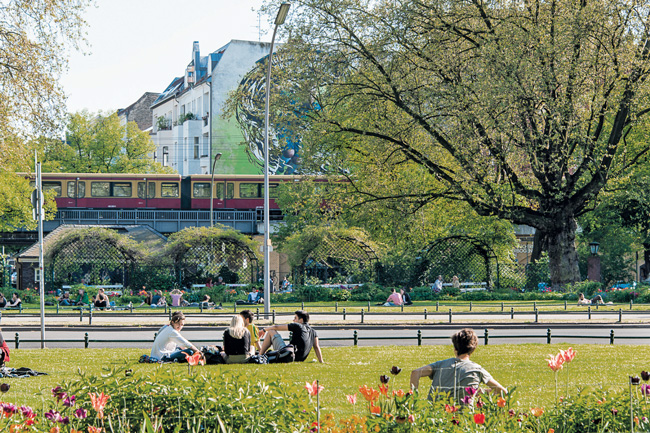 Grünanlage Savignyplatz, im Hintergrund die S-Bahn