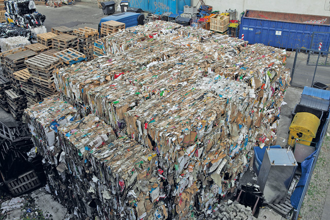 Papierballen auf einem Recyclinghof