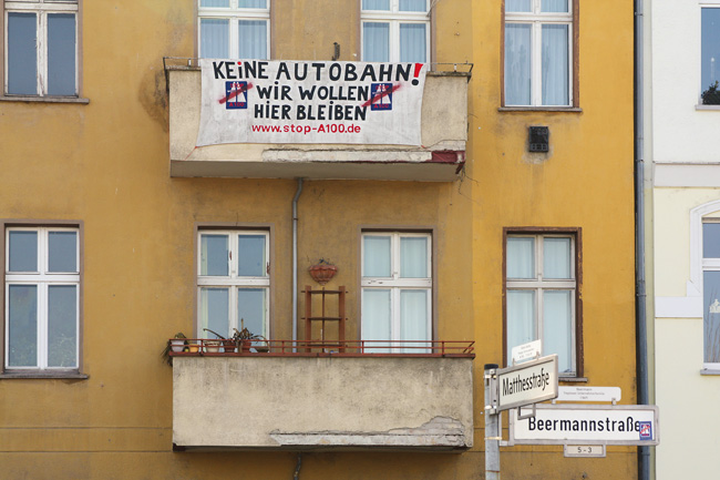 Protestplakat gegen Autobahnbau am Balkon