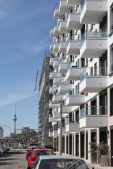 Neubau mit vorgesetzten Balkonen