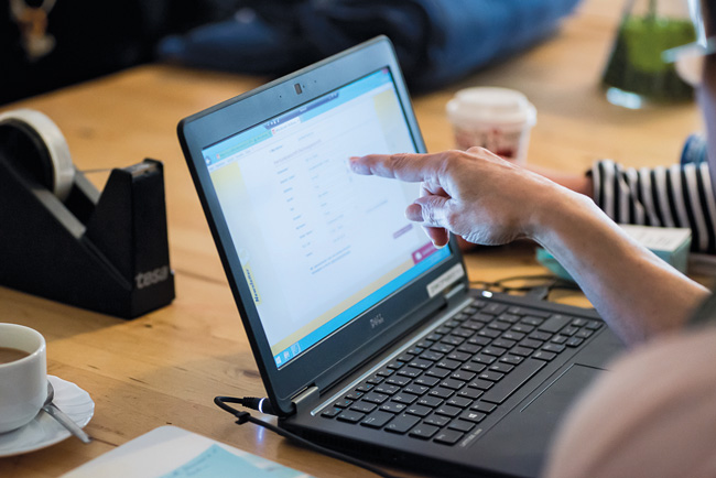 Wohnungssuche am Laptop