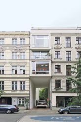 Schmaler Neubau zwischen 2 Gründerzeitaltbauten Schmaler Neubau zwischen 2 Gründerzeitaltbauten