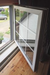 Moderner Fensterflügel mit unechten Sprossen