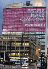 I.U.T.-Fassadenwerbung in Glasgow