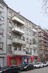 Protestplakate an der Fassade der Friedelstraße 54