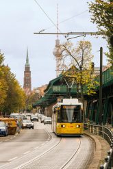 Tram und Hochbahnviadukt in der Schönhauser Allee