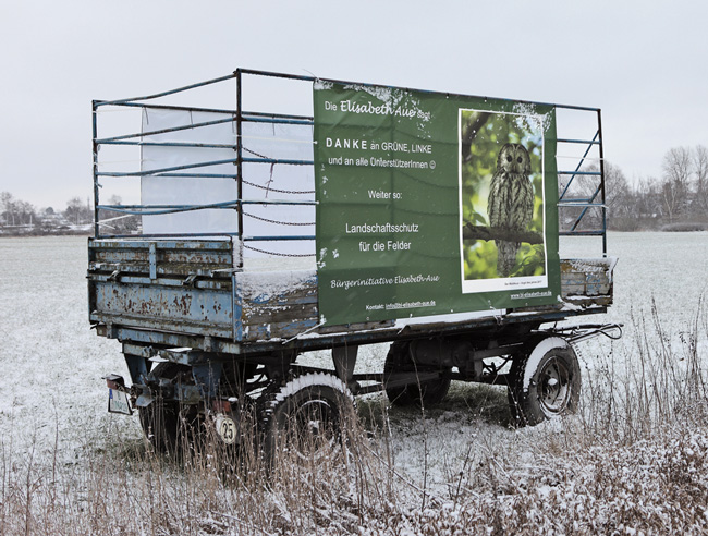 Landwirtschaftlicher Anhänger mit Transparent der Bürgerinitiative Elisabeth-Aue