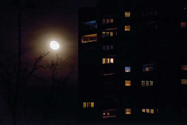 Mond und Lichter im Hochhaus