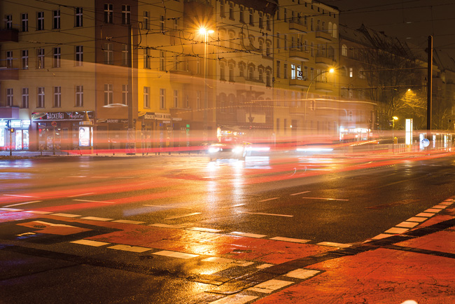 Nächtlicher Verkehr und Straßenbeleuchtung