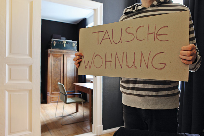 Pappe mit Aufschrift 'Tausche Wohnung'