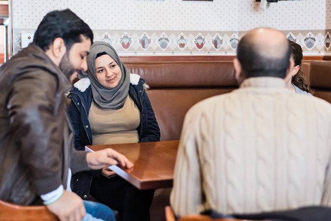 Khalid und Reaam in ihrer neuen Unterkunft