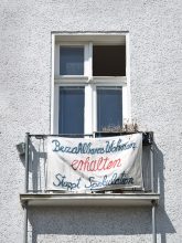 Protestplakat am Balkon in der Großgörschenstraße