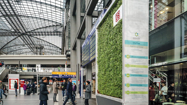 Mobile Mooswände im Berliner Hauptbahnhof