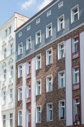 Fassade mit neu eingesetzten Fenstern Fassade mit neu eingesetzten Fenstern