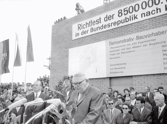 Bundeskanzler Ludwig Erhard beim Richtfest für den Bau von Eigenheimen