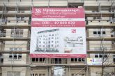Plakatwerbung für Eigentumswohnungen am Baugerüst