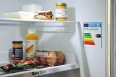 Kühlschrankinnenansicht mit Energielabel
