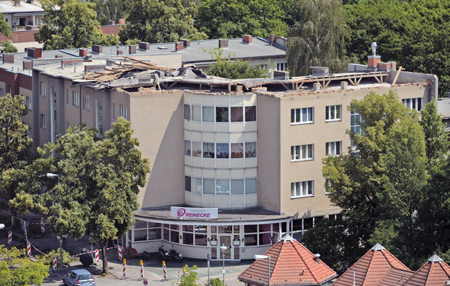 Zerstörtes Flachdach nach Sturm in Berlin