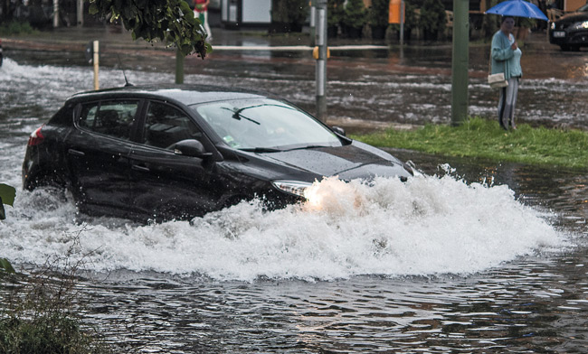 Pkw in überfluteter Straße am 22. Juli 2017